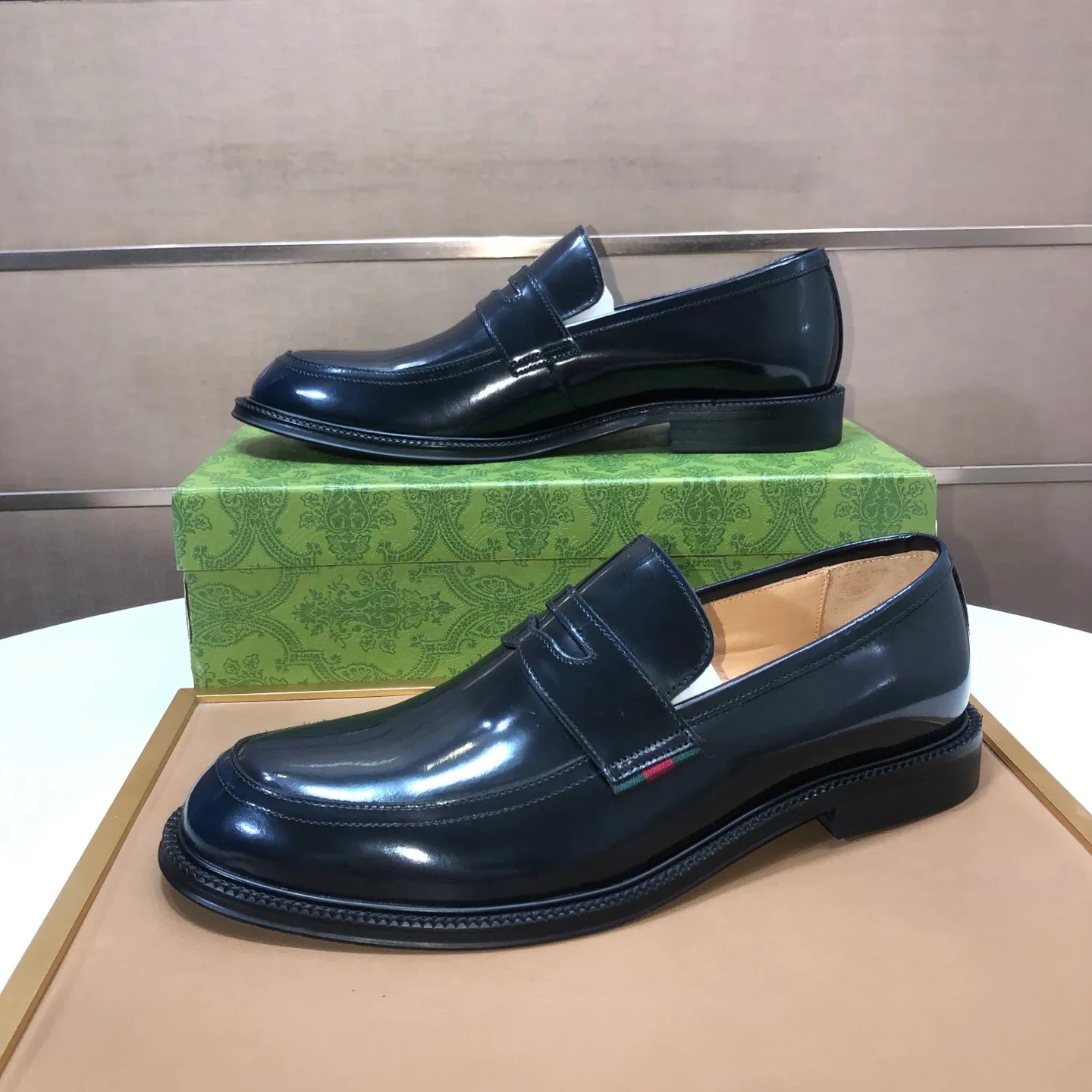 Factory batch 500💰Italy’s top luxury men’s shoe giant (GUCCI) (Gucci) (full cowhide lining) new arrival🍃Original European style🔰 Pleasant to the eye😍In order to make the shoes more durable and non-deformable🌀The production continues to follow traditional methods but there is still no lack of innovation💪The original sheepskin is selected for the leather♻️Smooth, natural and extra bright⭐Made of imported cowhide The rich man’s first choice 38-45 (45 customized)